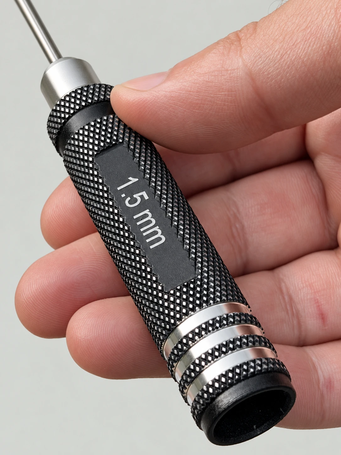 Чёрная рукоятка с ромбовидной насечкой и маркировкой 1.5 mm